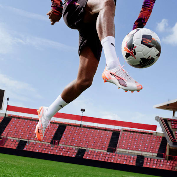 Chaussures de soccer à crampons pour terrain ferme ULTRA 5 ULTIMATE Homme, PUMA White-PUMA Black-Glowing Red, extralarge